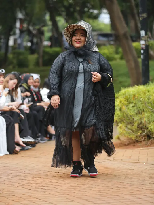 Model memamerkan busana koleksi Asmara by Barli Asmara di Taman Ayodya, Kebayoran Baru, Jakarta Selatan, pada Rabu (20/11/2019). (Adrian Putra/Fimela.com)