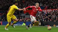 Donny van de Beek. Gelandang berusia 24 tahun yang memasuki musim kedua bersama Manchester United ini baru 7 kali dimainkan dengan durasi 67 menit di Liga Inggris musim ini. Minimnya menit bermain tentu akan mengancam posisinya di Timnas Belanda di Piala Dunia 2022. (AFP/Paul Ellis)