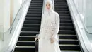 Tampil serba putih, gaya Dara Arafah yang memadukan blouse bunga dengan rok plisket dan hijan warna putih ini juga tak kalah menarik disontek. Makin kece, tambahkan ikat pinggang warna senada. ](Instagram/ daraarafah).