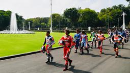 Para pembalap tiba di Istana Merdeka dengan mengenakan baju balap lengkap beserta motor yang akan dipergunakan untuk parade setelah acara selesai. (Biro Pers Sekretariat Presiden/Laily Rachev)