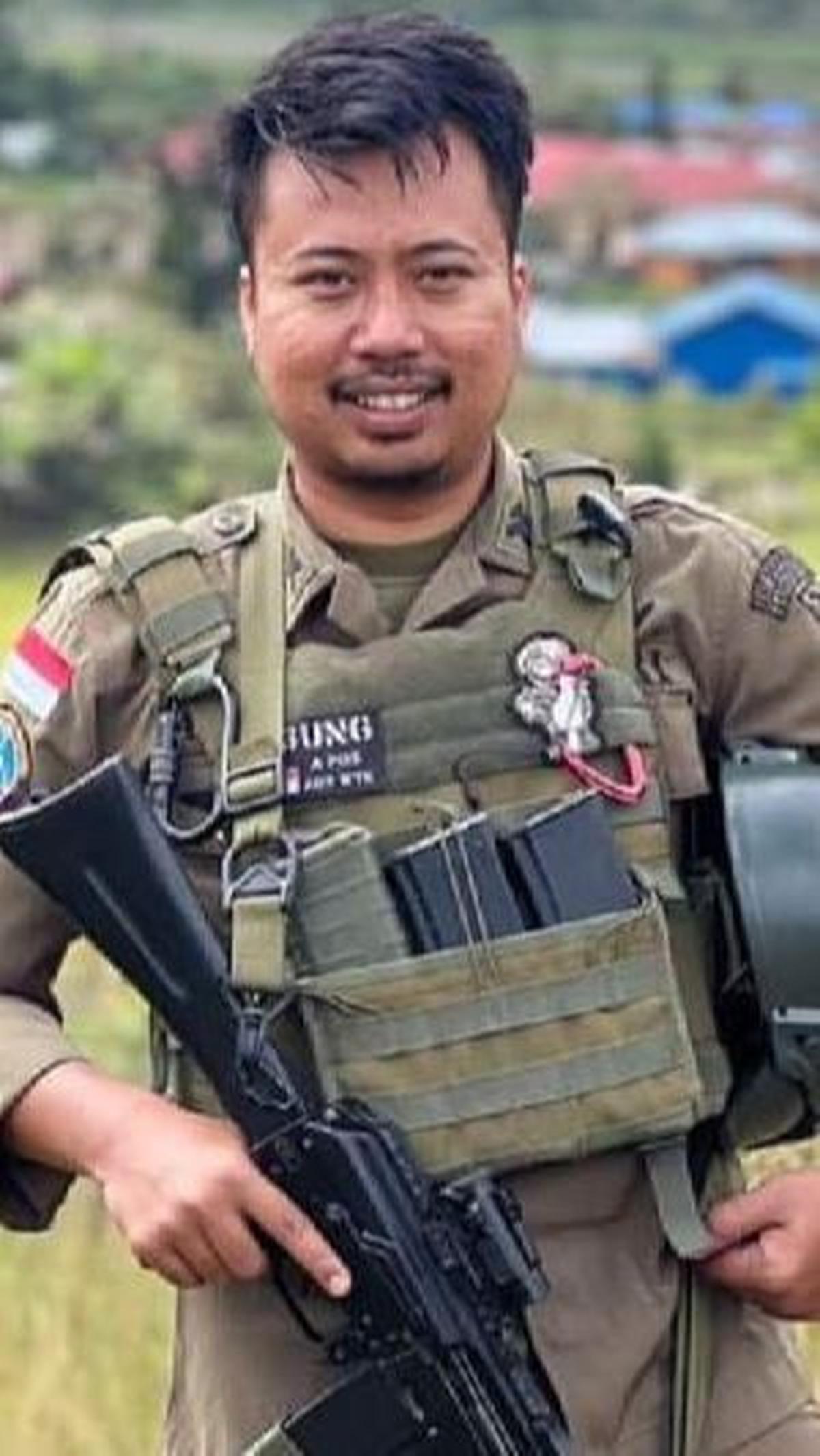 Personel yang gugur bernama Briptu Agung. "Wafat akibat luka tembak," kata Kasatgas Humas Damai Cartenz AKBP Bayu Suseno dilansir Antara, Senin (18/9).