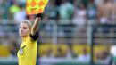 4. Fernanda Colombo - Wasit asal Brasil ini bisa membuat para pemain dan penonton sepak bola gagal fokus. Fernanda Colombo menyita perhatian publik saat memimpin laga persahabatan klub asal Liga Ekuador pada Juli 2019 lalu. (AFP/Mauro Horita/AGIF)