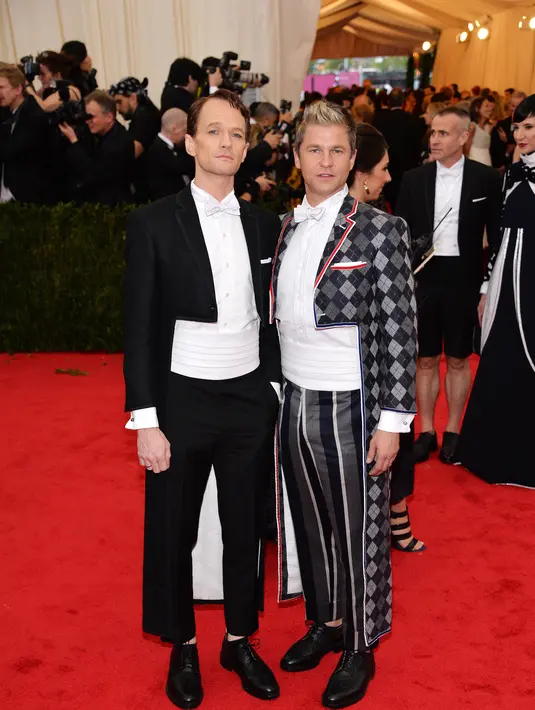 “Satu tahun yang lalu hari ini aku merasa senang menikah dengan David Burtka. Aku sangat senang aku melakukannya, dia orang yang benar-benar mengagumkan. Ini  untuk lebih banyak tawa dan petualangan..!” ungkap Neil. (Bintang/EPA)