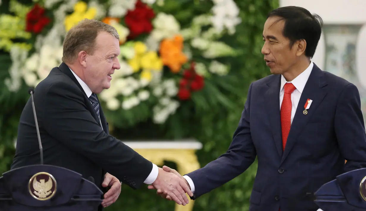 Presiden Jokowi dan PM Denmark Lars Lokke Rasmussen berjabat tangan seusai pernyataan bersama kedua negara di Istana Bogor, Selasa (28/11). Jokowi mendapatkan cenderamata dari PM Denmark berupa album piringan hitam band Metallica. (AP/Dita Alangkara)