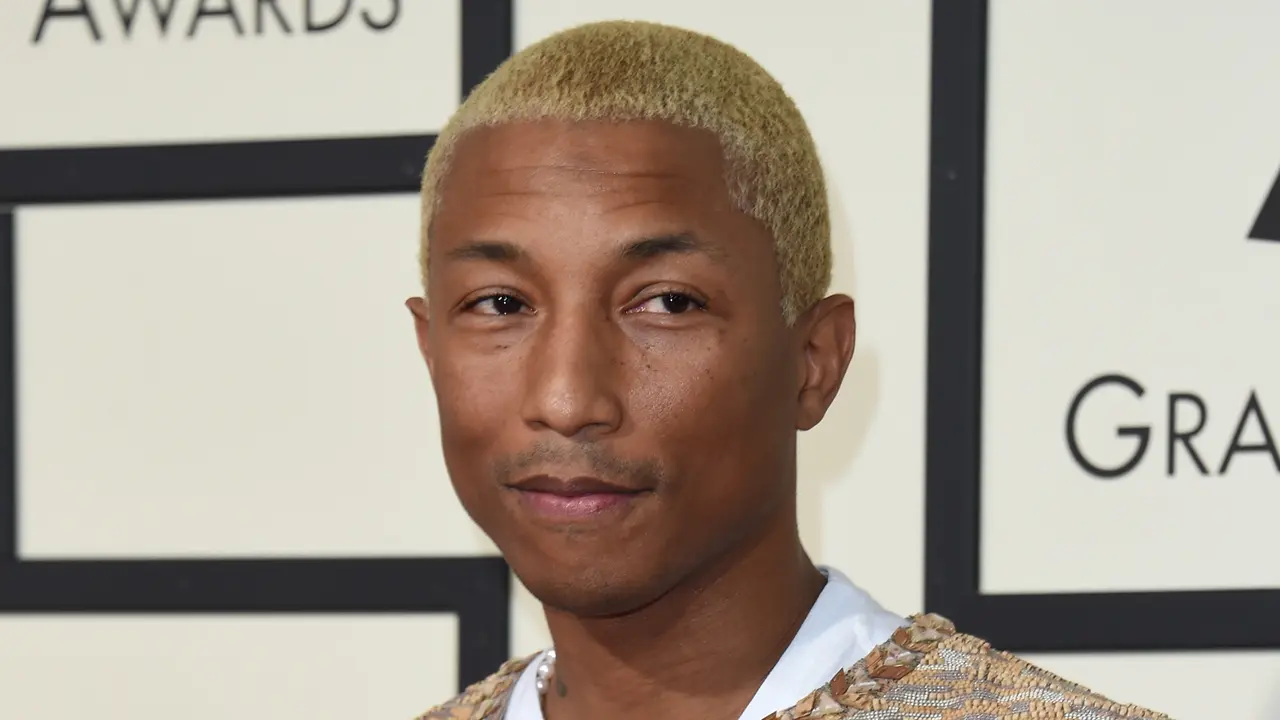20160215-Tampil Nyeleneh, Pharrell Williams Kenakan Jaket Wanita-California