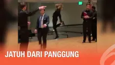 Saat berada di atas panggung untuk sebuah acara, seorang pria kehilangan kendali karena asyik menari.