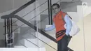 CEO PT Binasawit Abadi Pratama wilayah Kalimantan Tengah, Willy Agung Adipradhana menaiki tangga gedung KPK, Jakarta, Jumat (21/12). Willy diperiksa sebagai tersangka dugaan suap limbah sawit di Danau Sembuluh, Kalteng. (Merdeka.com/Dwi Narwoko)
