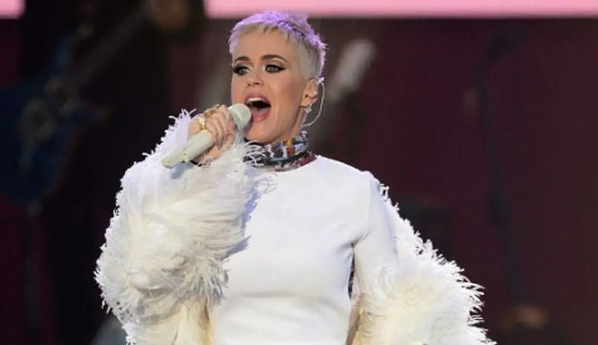 Hadir di panggung megah itu, Katy tidak hanya melantunkan lagu-lagu dengan suara indahnya. Tampil sebagai pembuka acara, Katy pun menyampaikan beberapa pesan bermakna untuk mereka yang hadir. (AFP/Bintang.com)