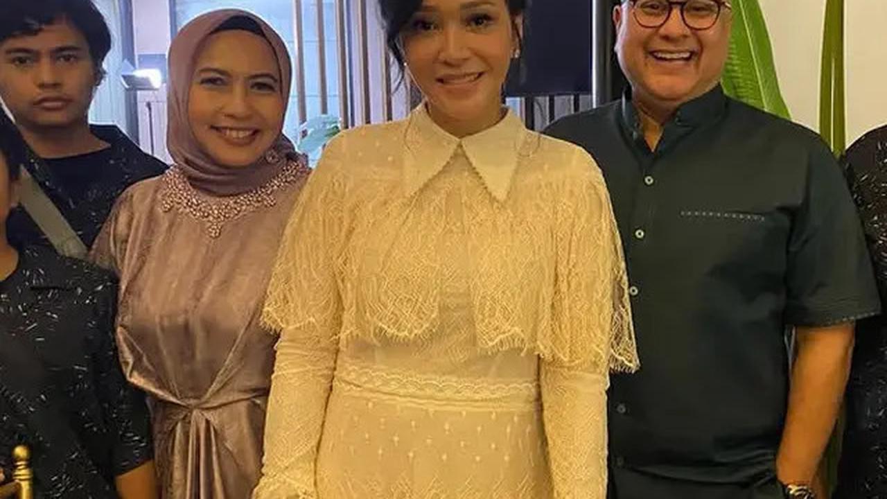 Tampilan Maia Estianty Dibalut Dress Putih Stunning Saat Halal Bihalal, Tak Kalah Stunning dengan Kedua Calon Menantu Good Looking