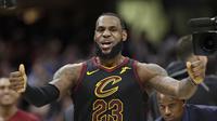 Selebrasi LeBron James usai membantu Cavaliers mengalahkan Pacers di gim kelima play-off NBA (AP)
