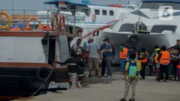 Wisatawan turun dari kapal seusai menikmati libur di Kepulauan Seribu, Jakarta, Kamis (12/3/2020). Observasi virus corona Covid-19 di Pulau Sebaru, Kepulauan Seribu, tidak mempengaruhi iklim pariwisata di Kepulauan Seribu.  (merdeka.com/Imam Buhori)