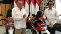 Menteri Energi dan Sumber Daya Mineral (ESDM) Arifin Tasrif bersama Menteri Perhubungan Budi Karya Sumadi dalam evaluasi pelaksanaan program konversi motor listrik, di Kementerian ESDM, Jakarta, Senin (19/9/2022).