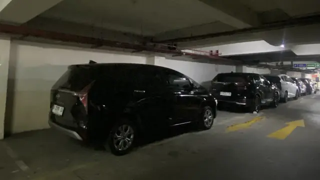 Tempat parkir salah satu apartemen yang tersambung langsung dengan mal.
