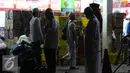 Jauhnya letak masjid dari tempat mereka melakukan aksi tidak menyurutkan peserta aksi untuk melaksanakan Salat Magrib, Jakarta, Jumat (4/11). (Liputan6.com/Faizal Fanani)