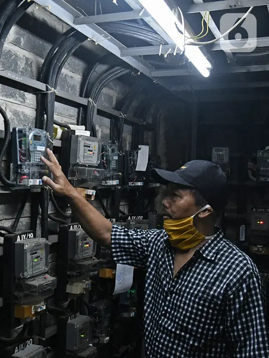Warga memasukkan pulsa token listrik di Rumah Susun Bendungan Hilir 2, Jakarta, Rabu (20/1/2021). Pemerintah memperpanjang Program Pemulihan Ekonomi Nasional (PEN) Sektor Ketenagalistrikan berupa subsidi listrik hingga Maret 2021, yang dapat diklaim mulai 7 Januari. (Liputan6.com/Herman Zakharia)