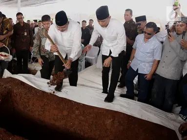 Presiden ke-6 Susilo Bambang Yudhoyono (SBY) disaksikan Agus Harimurti menaburkan tanah yang pertama kali ke makam sang ibu, Siti Habibah, di TPU Tanah Kusir Jakarta, Sabtu (31/8/2019). Ibunda SBY, almarhumah Siti Habibah meninggal pada Jumat (30/8) pukul 19.21 WIB. (merdeka.com/magang/Ahmad Sujana)