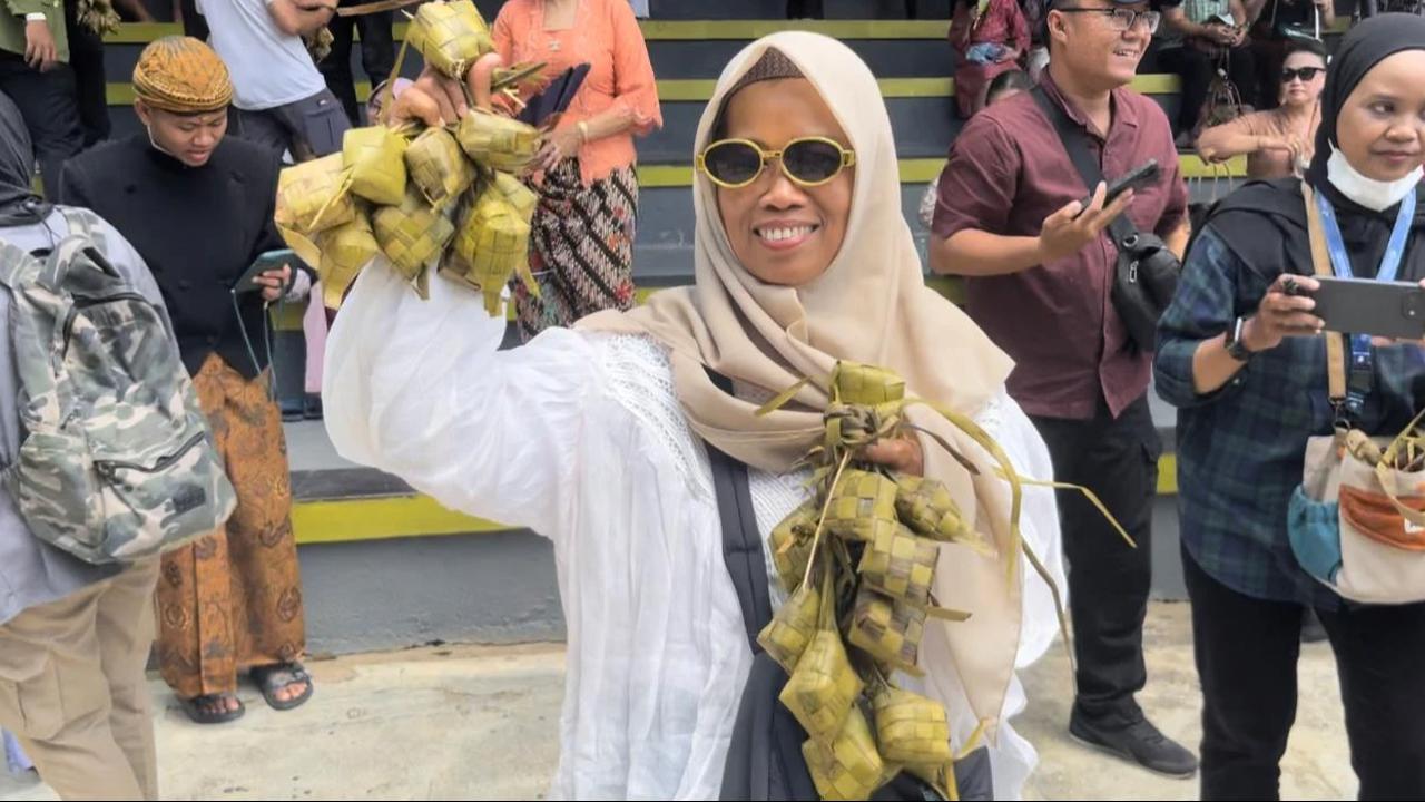 Ratusan Pengunjung Berebut 3.000 Ketupat
