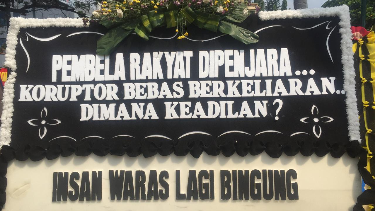 Karangan Bunga Berwarna Hitam untuk Ahok Dikirim ke Balai Kota