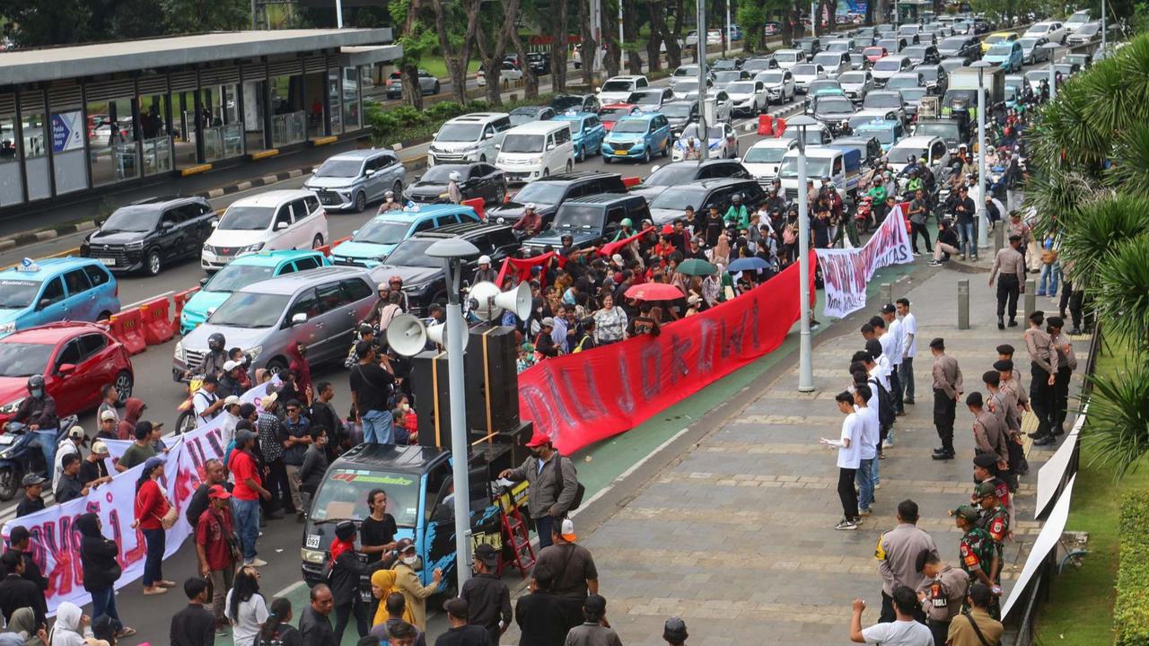 Aksi pengunjuk rasa tuntut polisi adili Jokowi