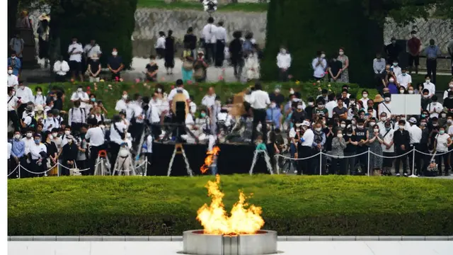 Pengunjung mengheningkan cipta satu menit bagi para korban bom atom pada pukul 08.15 pagi, saat bom meledak di atas kota pada tahun 1945. (Eugene Hoshiko / AP)