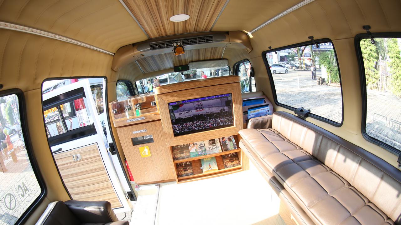 Jungkir Balik Pemkot Poles Angkot Bandung