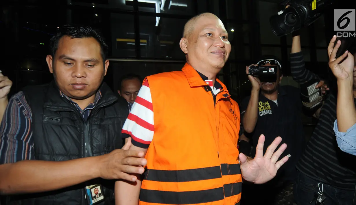 Kontraktor PT Barokah Batauga Mandiri Tonny Kongres mengenakan rompi oranye seusai pemeriksaan di Gedung KPK, Jakarta, Jumat (25/5). KPK resmi menahan Tony setelah ditetapkan sebagai tersangka suap proyek Pemkab Buton Selatan. (Merdeka.com/Dwi Narwoko)