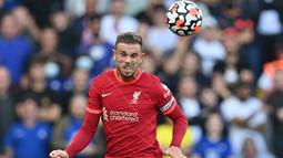 Jordan Henderson. Gelandang berusia 31 tahun yang kini memasuki musim ke-11 bersama Liverpool ini telah tampil dalam 371 laga di Premier League dengan mencetak 32 gol dan 51 assist bersama 4 klub. Debutnya terjadi saat timnya, Sunderland kalah 0-5 dari Chelsea, 1 November 2008. (AFP/Paul Ellis)