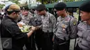 Sejumlah polisi diberikan makanan oleh peserta aksi di depan Mahkamah Agung, Jakarta, Kamis (2/6/2016). Massa dari Koalisi Lawan Perampasan Tanah menggelar unjuk rasa menuntut penyelesaian konflik Agraria. (Liputan6.com/Faizal Fanani)