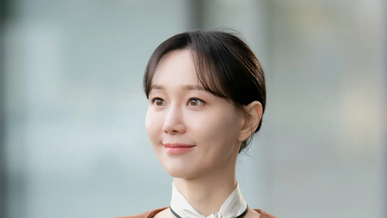 Lee Yoo Young dalam drakor Dare to Love Me. (KB via Soompi)