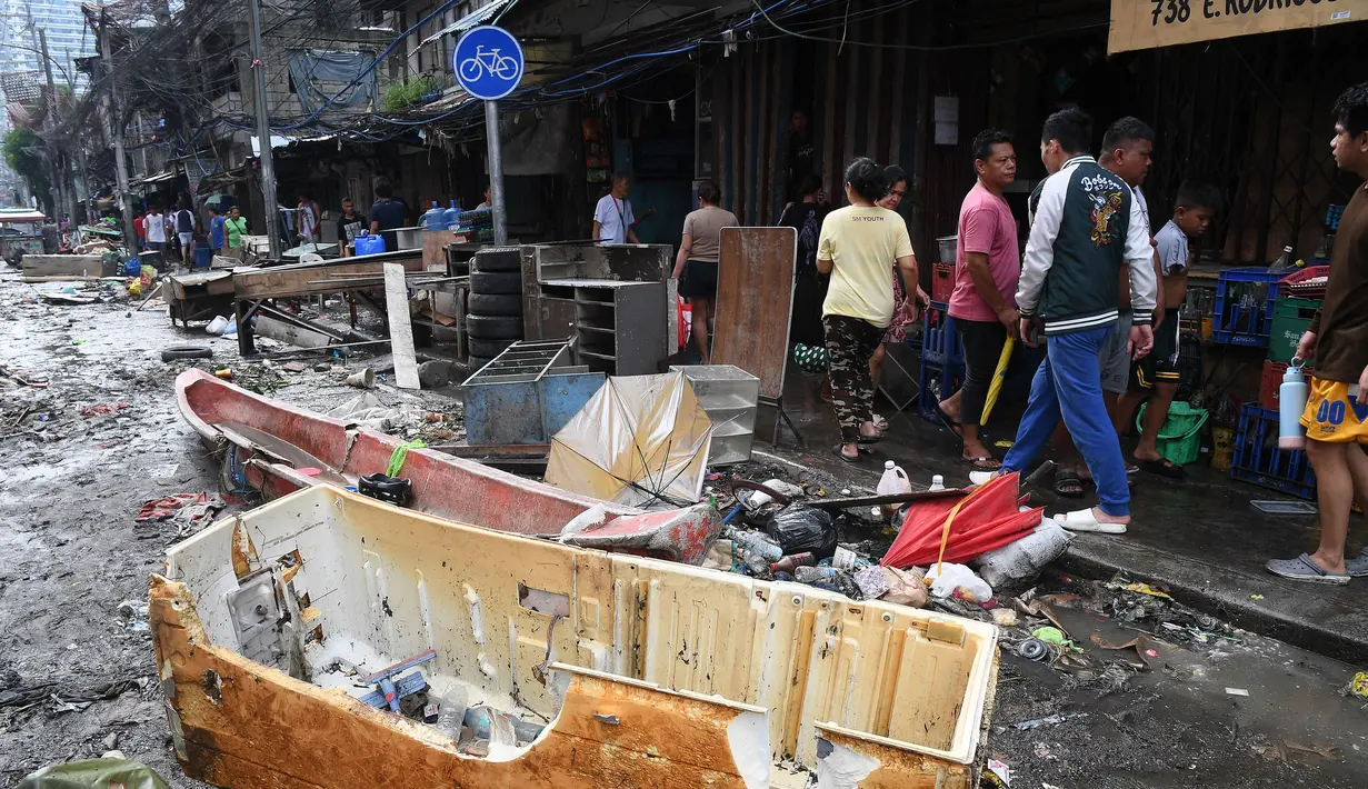 Imbasnya, sejumlah wilayah Filipina terutama kota Manila mengalami banjir. (TED ALJIBE/AFP)