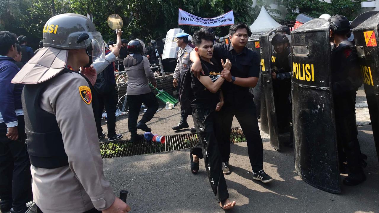 FOTO: Bentrok Saat  Eksekusi Pengosongan Hotel Sultan di Kawasan GBK