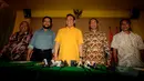 Ketua Umum Partai Golkar Versi Munas Jakarta Agung Laksono (tengah) berfoto bersama usai melakukan  konferensi pers terkait hasil putusan PN Jakarta Pusat di Kantor DPP Partai Golkar, Jakarta, Rabu (4/2/2015).  (Liputan6.com/Johan Tallo)