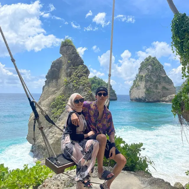 Umumkan Istri Hamil, Ini 6 Potret Evan Marvino dan Uffridatun Nitami saat Liburan