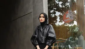 Baju dengan aksen puffy dapat memberikan kesan tubuh lebih berisi. Kamu bisa tiru gaya influencer Fira Assagaf satu ini. (Instagram/sashfir).