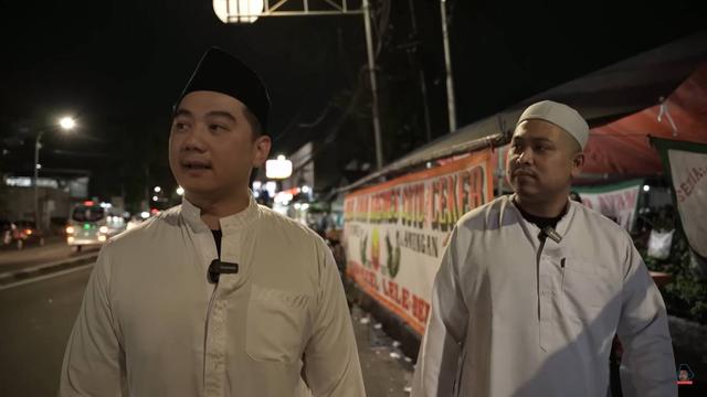 7 Potret Chef Arnold Pakai Baju Gamis dan Peci, Berburu Sahur Bareng Muslim