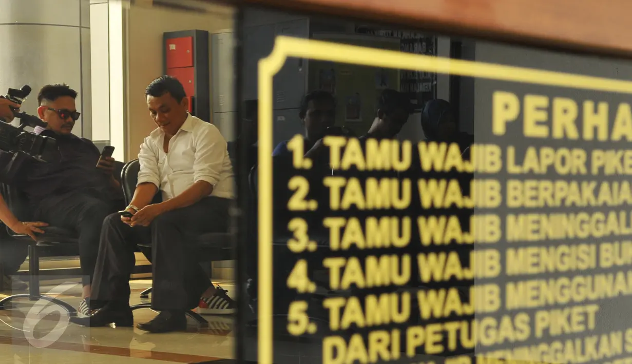 Farhat Abbas saat berada di Kejaksaan Negeri Jakarta Selatan, Kamis, (1/10/2015). Kejari Jakarta Selatan resmi menetapkan Farhat Abbas sebagai tahanan kota selama 20 hari ke depan. (Liputan6.com/Faisal R Syam)
