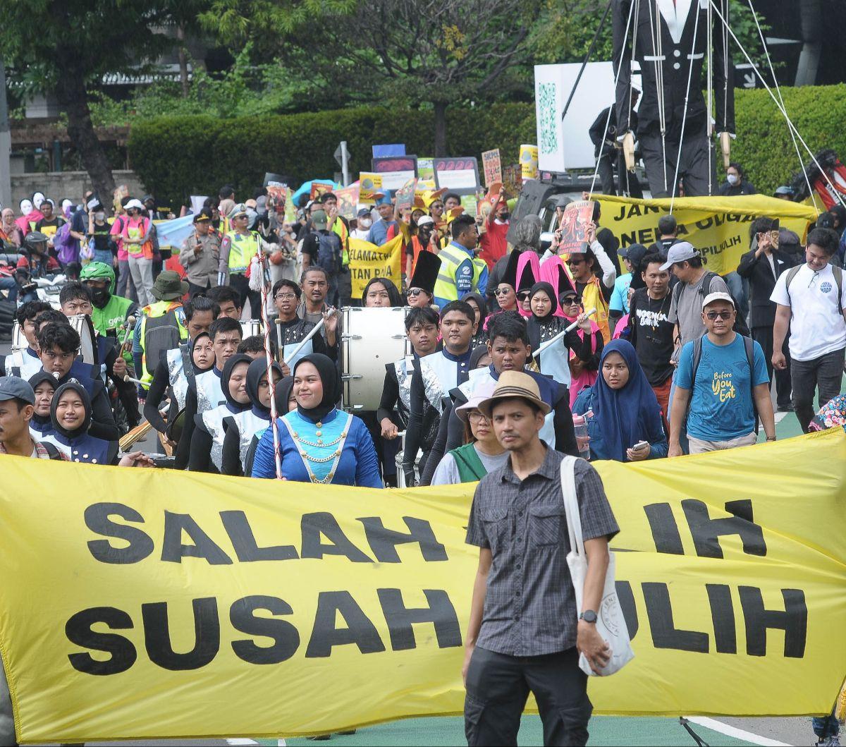 Sekelompok aktivis lingkungan yang tergabung dalam Koalisi Pilih Pulih menggelar aksi longmarch di Jalan MH Thamrin, Jakarta, Rabu (7/2/2024). Aksi yang diikuti&nbsp;puluhan lembaga masyarakat sipil dan komunitas muda, pelajar, dan mahasiswa ini berlangsu