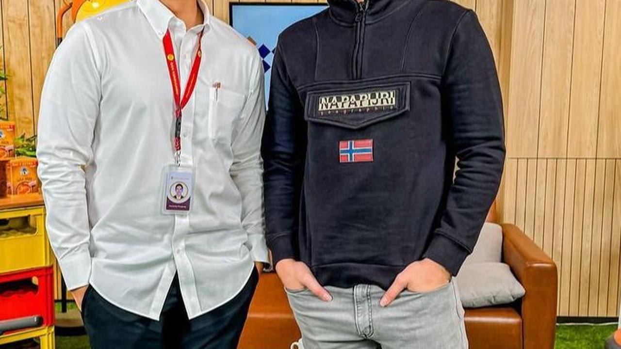 Mengenakan sweater hitam dipadukan jeans abu-abu, El tampak senyum lepas foto bareng anak presiden.