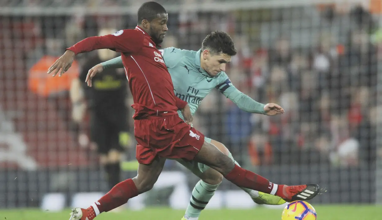 Gelandang Liverpool, Georginio Wijnaldum, berebut bola dengan gelandang Arsenal, Lucas Torreira, pada laga Premier League di Stadion Anfield, Liverpool, Sabtu (29/12). Liverpool menang 5-1 atas Arsenal. (AP/Rui Veira)