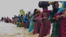 Petugas penyelamat membantu penduduk desa untuk mengevakuasi mereka dari daerah banjir yang disebabkan hujan lebat, di Lasbella, sebuah distrik di provinsi Baluchistan barat daya Pakistan (26/7/2022). Para pejabat mengatakan, pada hari Rabu, penyelamat yang didukung oleh pasukan menggunakan perahu dan helikopter untuk mengungsi ratusan orang terdampar dari barat daya Pakistan, di mana banjir yang dipicu oleh hujan telah menewaskan 104 orang sejak bulan lalu. (AP Photo/Hamdan Khan)