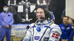 Kosmonot Andreas Mogensen dari Denmark tersenyum usai memakai pakaian ruang angkasa di kosmodrom Baikonur, Kazakhstan,Rabu (2/9/2015).  Ia merupakan Astronot pertama asal Denmark yang dipilih menjadai awak pesawat luar angkasa. REUTERS/Shamil Zhumatov)