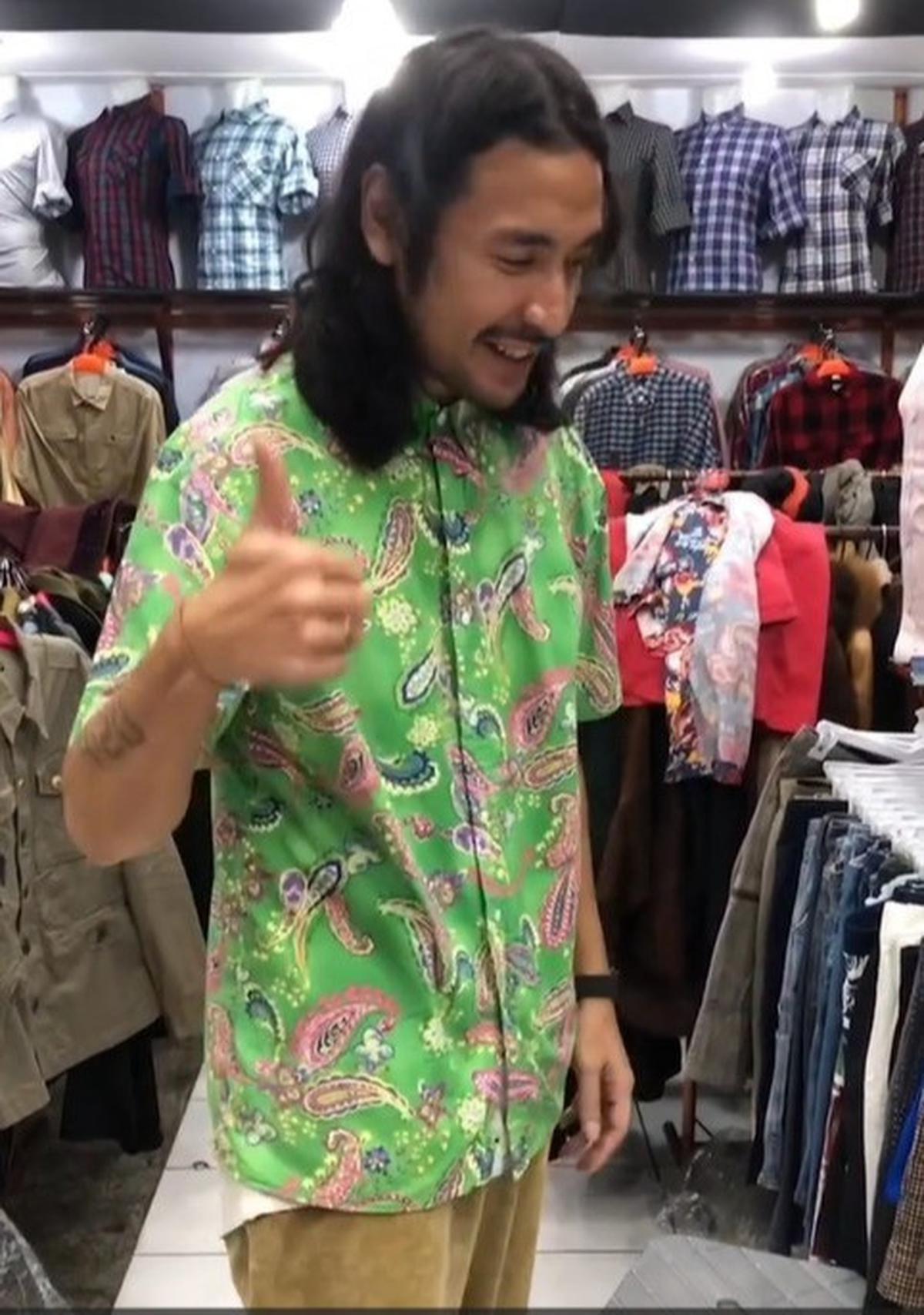 Potret Ello Vokalis Band Dewa 19 Thrifting di Pasar Baru Pakai Kaos Oblong Bolong-Bolong, Tetap Ganteng Meski Tampil Lusuh