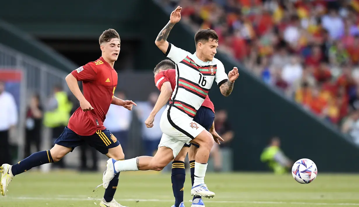 <p>Gelandang Portugal, Otavio membawa saat bertanding melawan Spanyol pada pertandinga perdana Grup B Nations League 2022 di Stadion Benito Villamarin, di Seville, Spanyol, Jumat (3/6/2022). Spanyol bermain imbang dengan Portugal 1-1. (AP Photo/Jose Breton)</p>