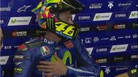 Pebalap Movistar Yamaha, Valentino Rossi, memegangi dadanya yang sakit selepas sesi latihan bebas pertama MotoGP Italia di Sirkuit Mugello, Jumat (2/6/2017). (Bola.com/Twitter/crash_motogp)
