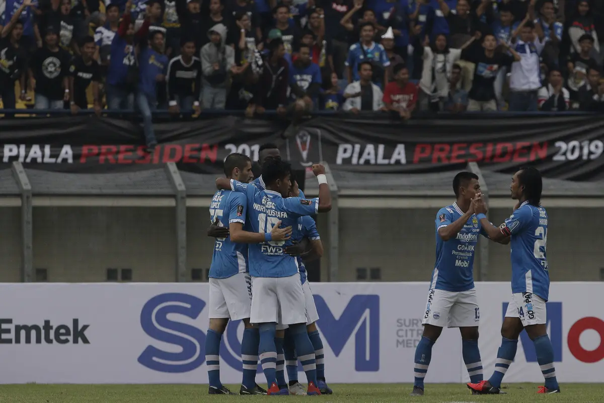 Para pemain Persib Bandung merayakan gol yang dicetak Kim Kurniawan ke gawang TIRA Persikabo pada laga Piala Presiden 2019. (Bola.com/Yoppy Renato)