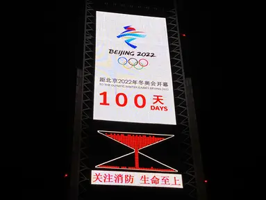 Jam hitung mundur menunjukkan 100 hari menuju pembukaan Olimpiade Musim Dingin Beijing 2022, di Olympic Park di Beijing, Selasa (26/10/2021). Olimpiade Musim Dingin Beijing 2022 akan berlangsung 4 hingga 20 Februari. (LEO RAMIREZ / AFP)