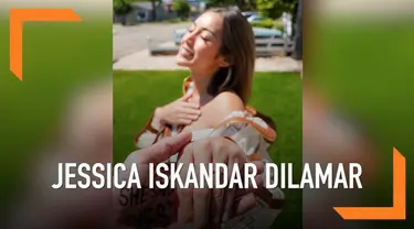 Kabar bahagia datang dari Jessica Iskandar. Pasalnya wanita yang biasa dipanggil Jedar ini dilamar oleh kekasihnya, Richard Kyle.