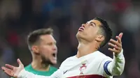 Kapten Timnas Portugal, Cristiano Ronaldo ketika berhadapan dengan Timnas Republik Ceska di UEFA Nations League 2022/2023. (AP/Petr David Josek).
