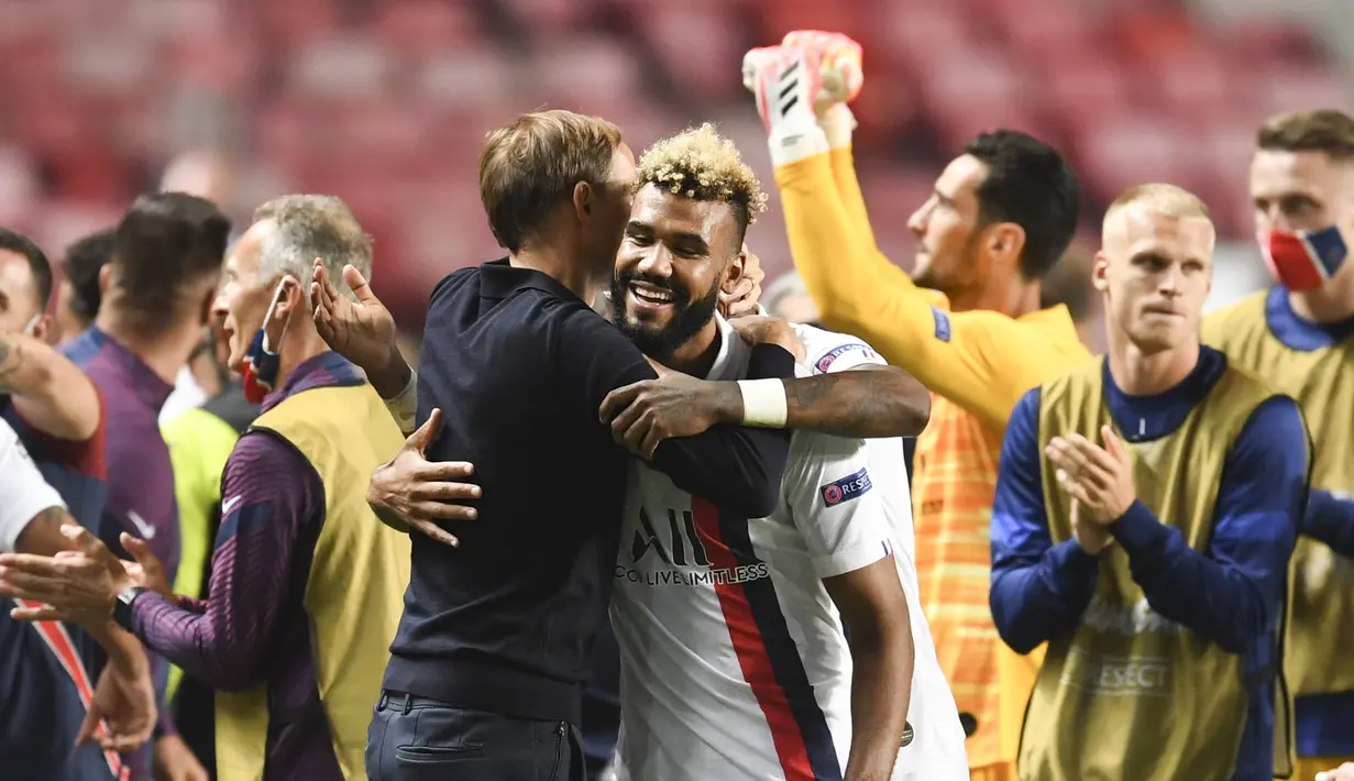 Pelatih Paris Saint-Germain Thomas Tuchel merangkul Eric Maxim Choupo-Moting usai mengalahkan Atalanta pada pertandingan perempat final Liga Champions di Luz Stadium, Lisbon, Portugal, Rabu (12/8/2020). Paris Saint-Germain menang 2-1. (David Ramos/Pool Photo via AP)