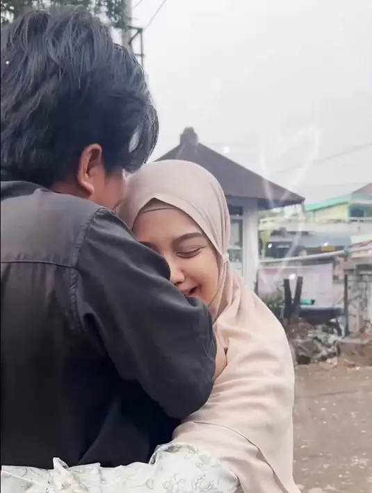 "Berawal dari penonton bayaran... kemudian jadi asisten.. dan sekarang jadi manager... Sekarang sudah bisa membahagiakan wanita2 yang dicintainya.. Ibu, istri, dan putri tercinta...," tulis irfanhakim75. [Instagram/awanpotret17]